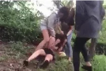Cô gái bị lột đồ, đánh hội đồng: "Tôi không muốn sống nữa"