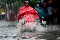 Ảnh: Nước ngập lênh láng trước cổng sân bay Tân Sơn Nhất