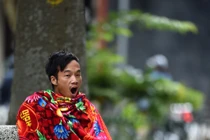 Ảnh: Người dân quàng chăn ra đường trong gió lạnh dưới 20 độ C