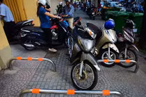 Ảnh: Barie vỉa hè Sài Gòn bị người thiếu ý thức vô hiệu hóa