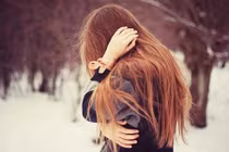 Mẹ chồng sáng sáng chặn cửa, “soi” quần áo con dâu