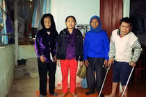 Cụ ông 90 tuổi vẫn chèo thuyền đánh cá nuôi 2 con 50 tuổi tật nguyền