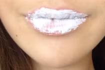 Môi thâm trở nên hồng hào sau 2 phút khi bôi thứ này