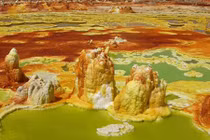 Tìm “vàng trắng” tại nơi khắc nghiệt nhất trên thế giới