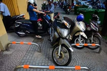 Ảnh: Barie vỉa hè Sài Gòn bị người thiếu ý thức vô hiệu hóa