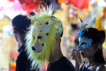 Ảnh: Giới trẻ đánh mất bản sắc Trung thu Việt trên đường phố