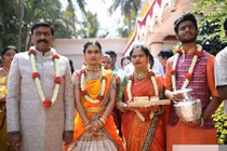 Đám cưới xa hoa ở Ấn Độ, thiệp mời mạ vàng gây choáng