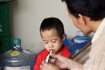 "Khúc hát ru buồn" của người cha nghèo "gà trống nuôi con"