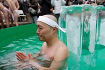 Thán phục cảnh đàn ông Nhật đóng khố tắm giữa trời băng giá