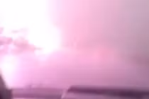 Kinh dị cảnh "thần sấm" nung đỏ ô tô