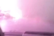 Kinh dị cảnh "thần sấm" nung đỏ ô tô