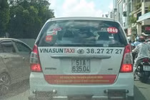 Vinasun dán băng rôn trên taxi phản đối Grab và Uber