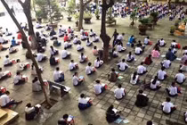 Xôn xao ảnh học sinh Phú Yên ngồi thi giữa sân trường