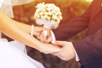 Chuyện tình của cô gái 21 tuổi và phó giám đốc tuổi 55