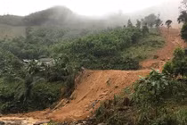 Núi lở ầm ầm, người dân vẫn chủ quan qua lại