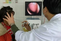 Bé gái tắm suối, bị con vắt 5 cm chui vào mũi “làm tổ“