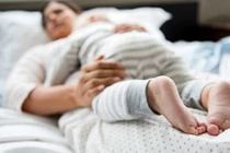 Người mẹ sốc nặng khi thức giấc bên thi thể lạnh ngắt của con