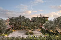 "Sửng sốt" biệt thự trong mơ gần 700 tỉ của “bố già” Hollywood