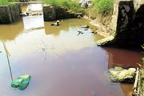 Cận cảnh dòng nước đỏ như máu ghê sợ ở ngôi làng Hà Nội