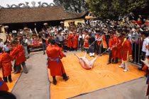 Tổ chức lễ hội chém lợn, mất danh hiệu làng văn hóa?