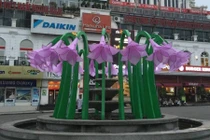 Dân mạng “ném đá” ác liệt đài hoa ở bờ hồ Hoàn Kiếm