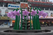 Dân mạng “ném đá” ác liệt đài hoa ở bờ hồ Hoàn Kiếm