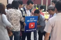 Thanh niên dán tiền khắp người cho dân giật giữa Sài Gòn