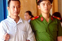 Kinh hãi chồng hờ cắt cổ vợ vì nghi ngờ ngoại tình