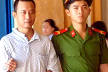 Kinh hãi chồng hờ cắt cổ vợ vì nghi ngờ ngoại tình