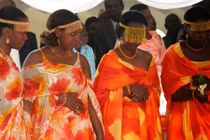 Kỳ quái hủ tục bố chồng ngủ với con dâu tương lai