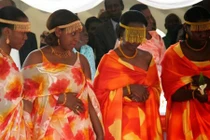 Kỳ quái hủ tục bố chồng ngủ với con dâu tương lai