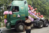 Xôn xao màn rước dâu bằng xe đầu kéo ở Thái Nguyên