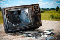 Công nhân sửng sốt phát hiện tiền tỷ giấu trong tivi cũ