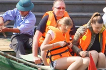 Đò Tràng An đã trang bị phao cứu sinh cho du khách