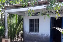 Vụ đánh bài ăn thịt gà: Có dấu hiệu giữ người trái luật?