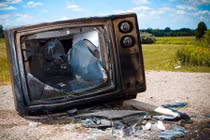 Công nhân sửng sốt phát hiện tiền tỷ giấu trong tivi cũ