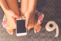 Điện thoại biến thành ổ bệnh khi rời nhà vệ sinh