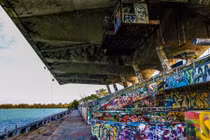 Bên trong sân vận động nước bỏ hoang đáng sợ ở Mỹ