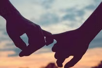 Sốc vì “soái ca ngôn tình” biến thành gã chồng độc đoán, bệnh hoạn