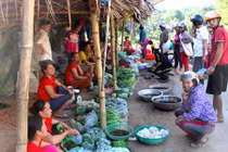 Độc đáo chợ vùng cao bán cào cào, thịt chuột, ếch nhái 