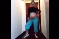 Gái trẻ bầu vượt mặt "quẩy" tưng bừng cực nhắng