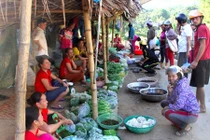 Độc đáo chợ vùng cao bán cào cào, thịt chuột, ếch nhái 