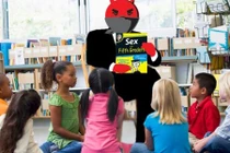 Bao cao su trong cặp sách nam sinh: Có nên sợ trẻ hư hỏng?