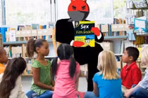 Bao cao su trong cặp sách nam sinh: Có nên sợ trẻ hư hỏng?