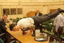 Thủ tướng Canada “gây sốt” với hình ảnh tập yoga tại văn phòng