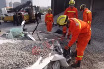 Hãi hùng cảnh xe tải chở 50 tấn sỏi đổ vùi chết 2 người