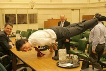 Thủ tướng Canada “gây sốt” với hình ảnh tập yoga tại văn phòng