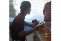 Người đàn ông cụt 2 tay đi xin tiền để chơi bắn cá?