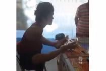 Người đàn ông cụt 2 tay đi xin tiền để chơi bắn cá?