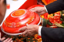 Sốc trước bí mật sau món quà cưới của mẹ chồng tương lai